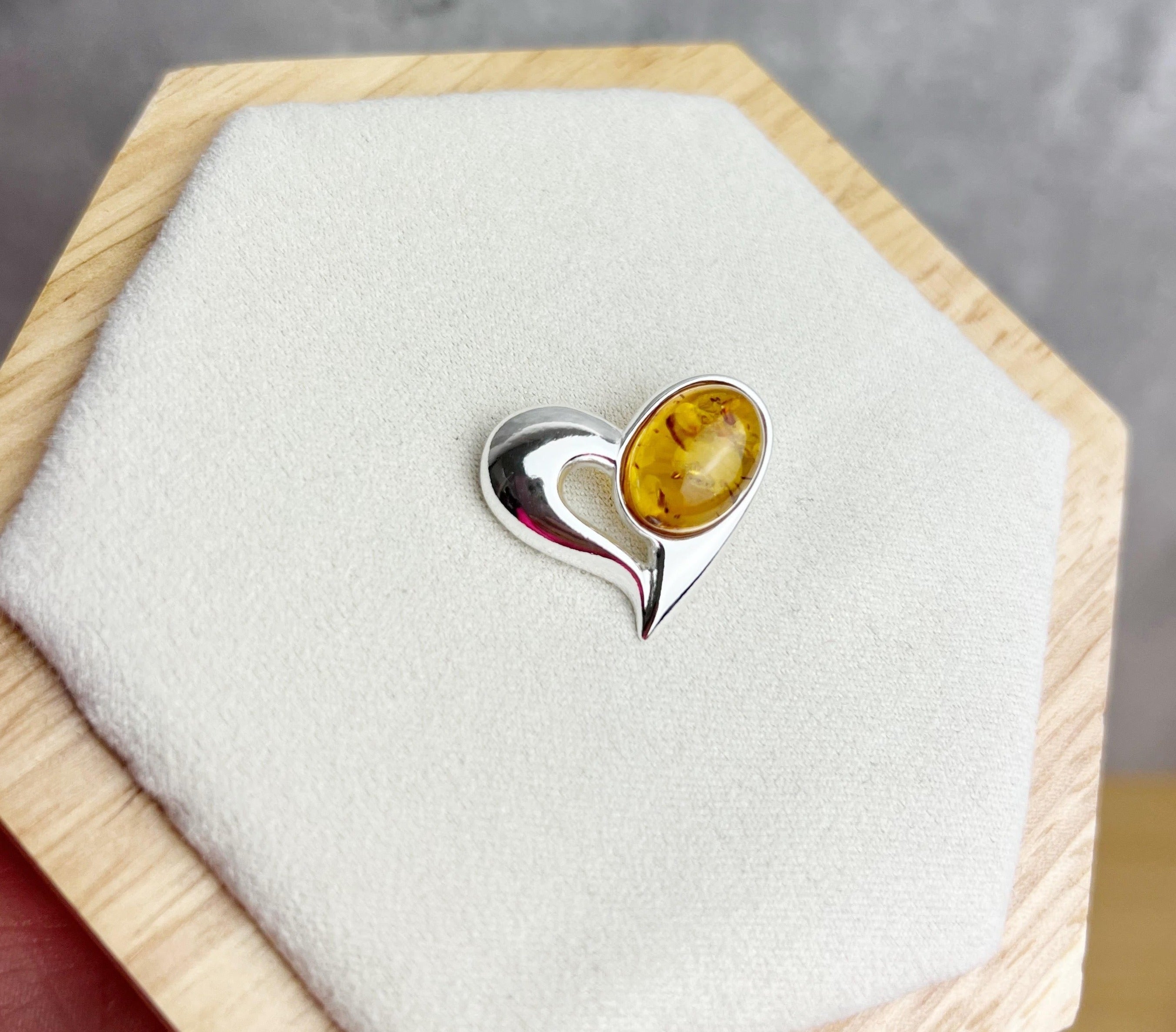 925 Sterling Silver & Baltic Amber Heart Brooch - GL816